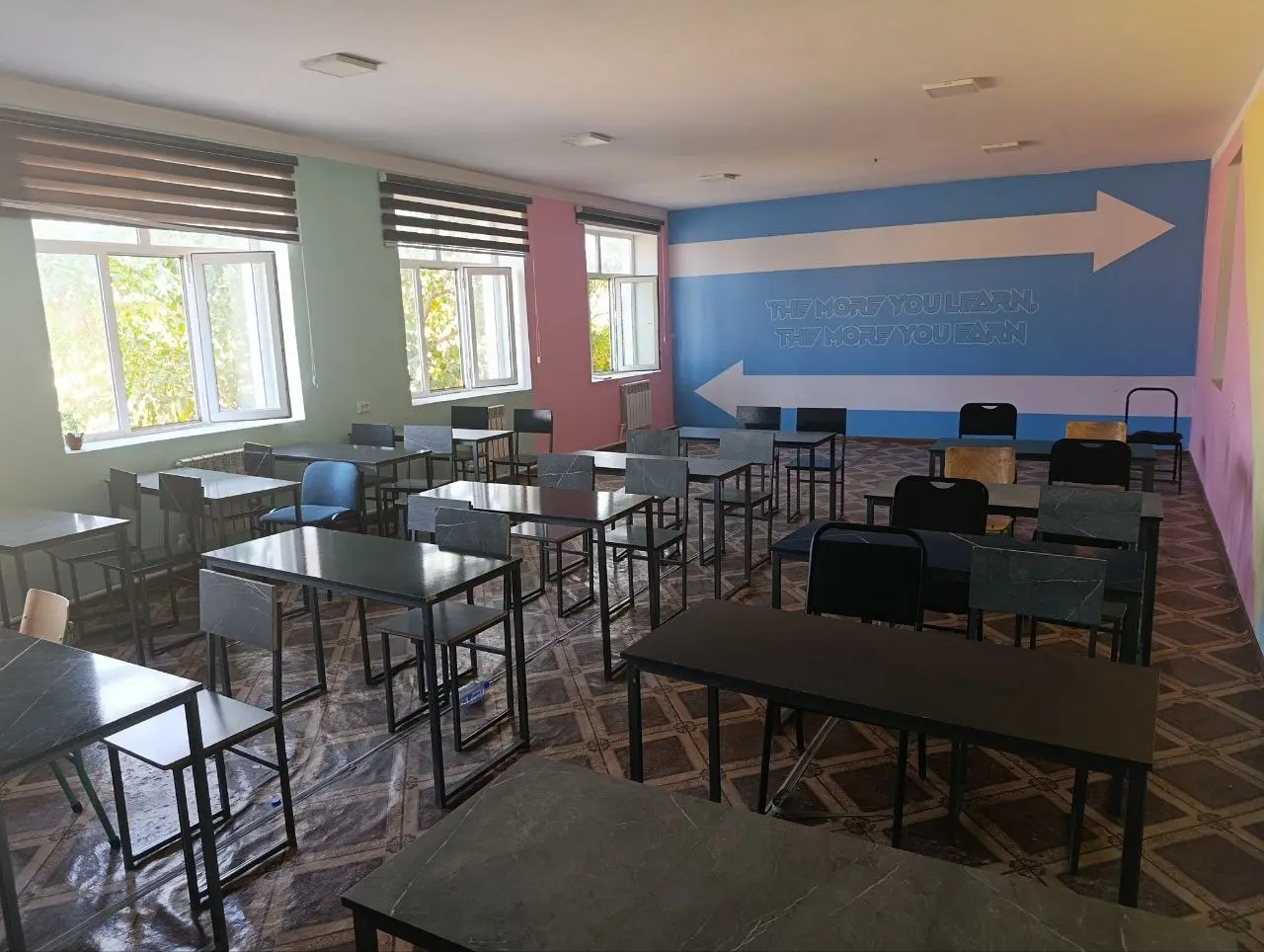 Maktabdagi yorug‘ o‘quv xonasi