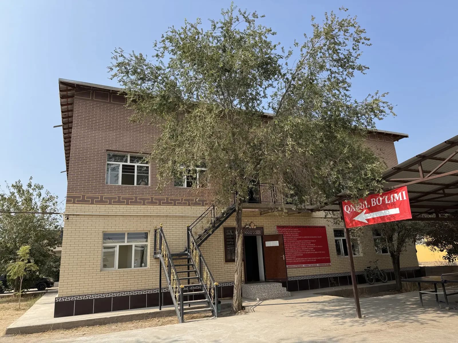 Izzatbek Oliy Ta’lim maktab binosi